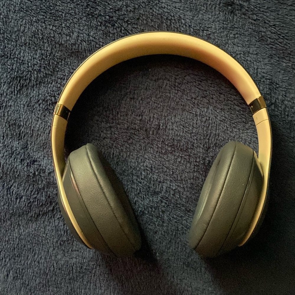 Beats Studio3 Wireless Noise Cancelling Headphones with Apple W1 Headphone Chip